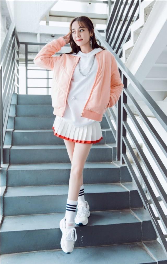 #翻天#热巴也学00后的秀腿方法了？浑身只穿一件卫衣，却意外潮翻天