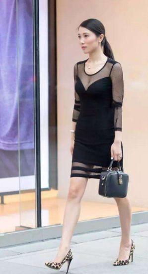 街拍: 小姐姐真敢穿，穿这裙子出门，你可真成个小''妖精”了