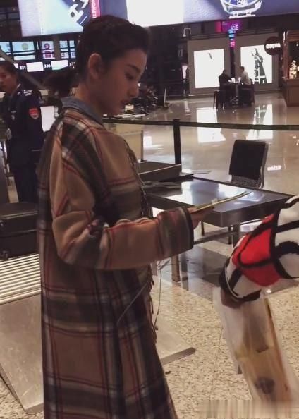  #凑近#宋祖儿当众拒绝粉丝送礼，可凑近看清东西，立马喊助理一起拿
