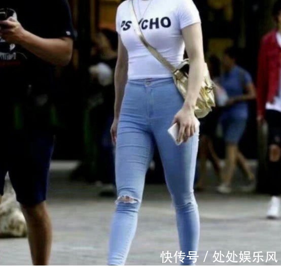 街拍:紧身裤让小姐姐们显得时尚又有优雅动人,浑身上下满满的女