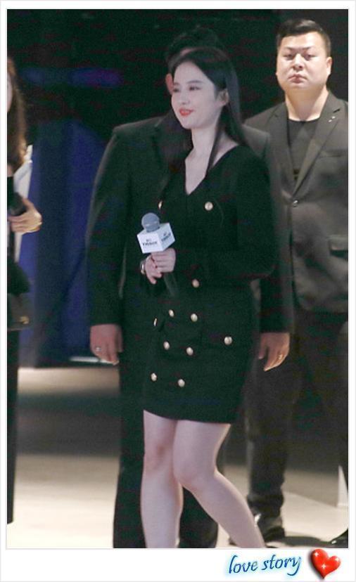 路人镜头下的刘亦菲, 紧身包臀裙超抢眼, 但看到露出的腿我沉默了