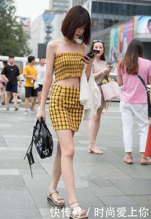 素人街拍： 超短裤尽显白皙美腿,图二小姐姐牵动直男的心