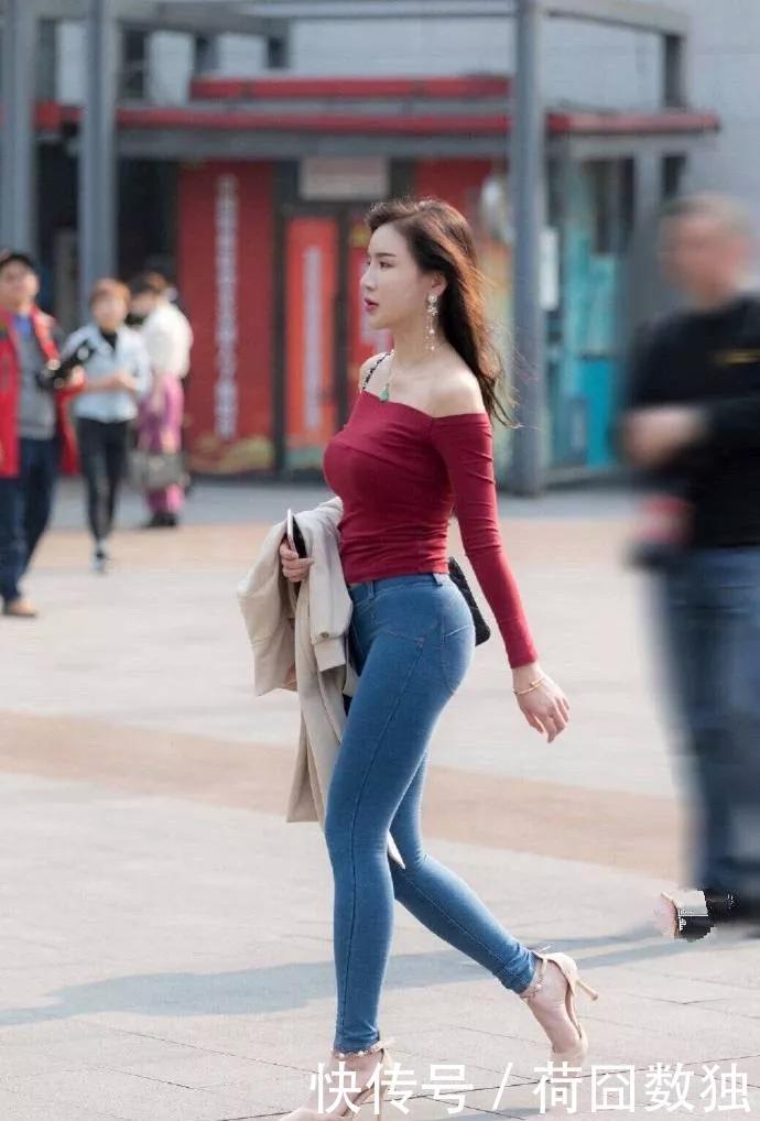 身穿|小姐姐身穿一款蓝白条纹的衬衫,给人带来一种赏心悦目的感觉
