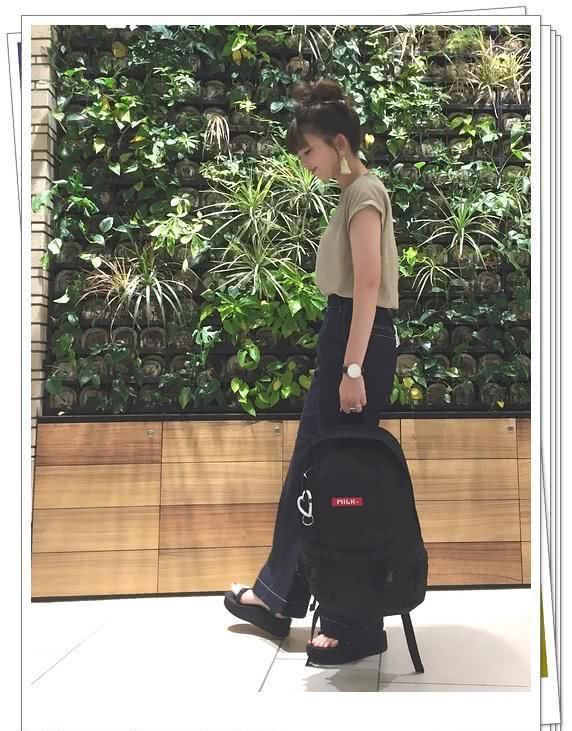  受欢迎：黑色背包越来越受欢迎！看看日本女孩春天怎么搭配它吧