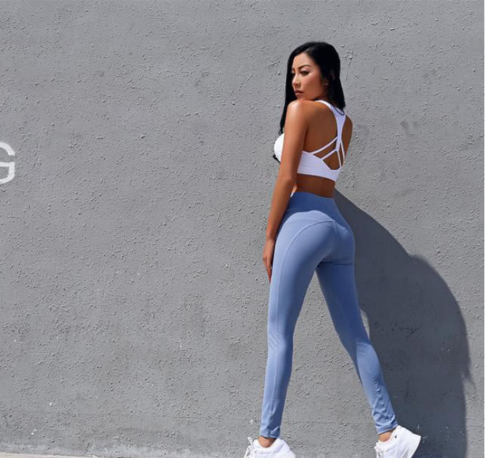 姣好身材的美女身穿紧身长裙，展露高雅气质，像一条美人鱼！