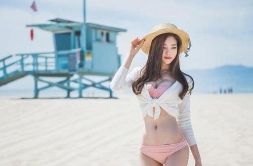 清新甜蜜的比基尼泳衣美女，成熟有韵味，显得美丽又大方！