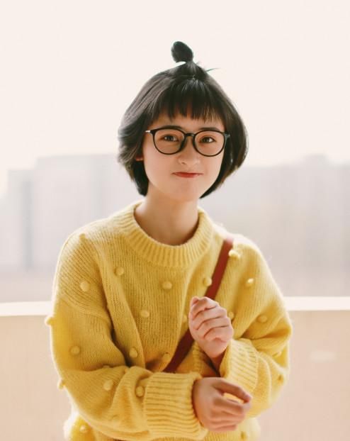 沈月就换了一双袜子，大长腿的属性就“暴露”出来了