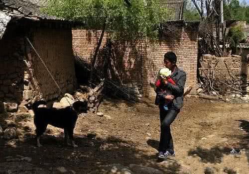 农村新的怪象，“留守妇男”代替了“留守妇女”，原因让人很无奈