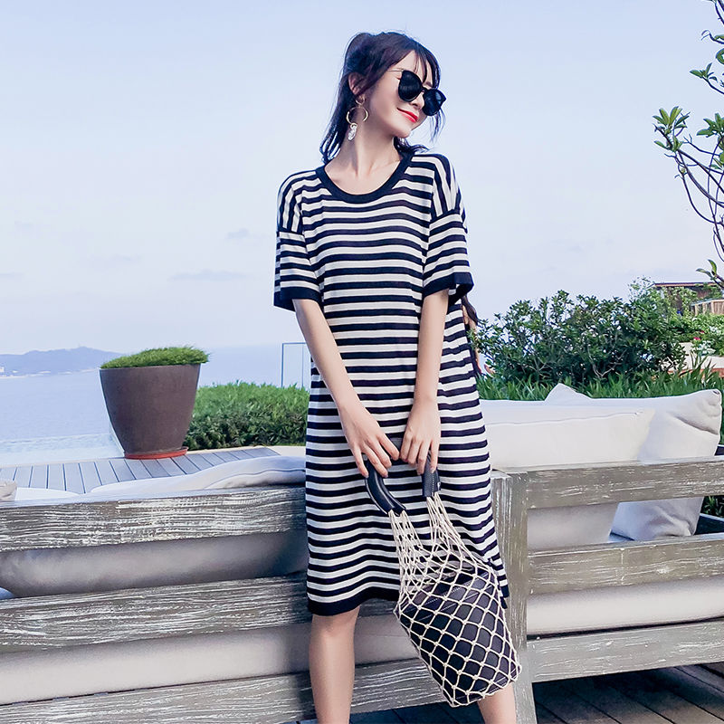 裸背到沙滩度假才是时尚，性感迷人得不要不要的，美的倾国倾城