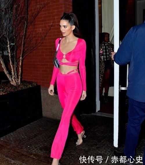  『Jenner』超模Kendall Jenner再现魔鬼身材！穿粉色连体衣超诱惑，太美了