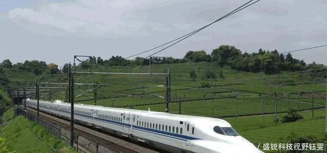 中国高铁时速达350公里，为何高压线却磨不断看完为我国自豪
