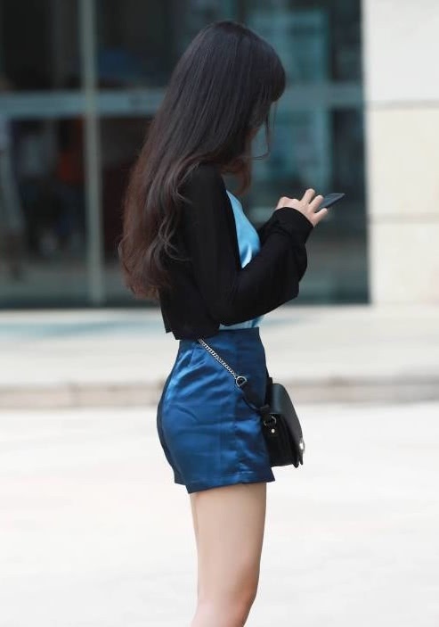 时尚小姐姐身穿紧身裤展现玲珑有致好身材，形成一道亮丽的风景线