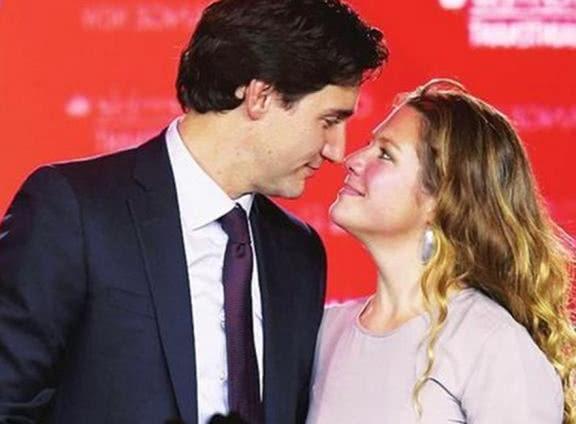 43岁加拿大第一夫人：洋娃娃脸元气十足，图5同款对比艳压凯特