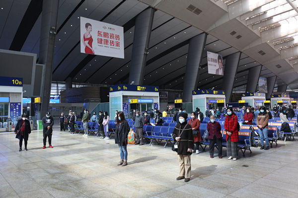  『北京南站供图』北京南站：近千名旅客自发肃立默哀