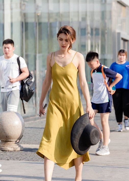  「美女」街拍美女：修身曼妙的紧身吊带裙，让小姐姐看起来时尚又大方！