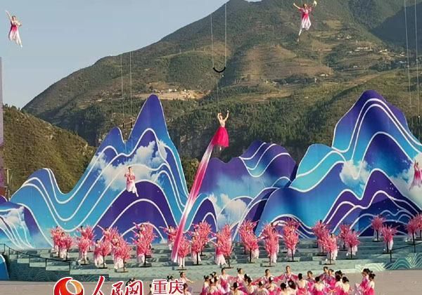 长江两岸闻＂万人诵诗＂声 数千人组巨幅＂夔＂字