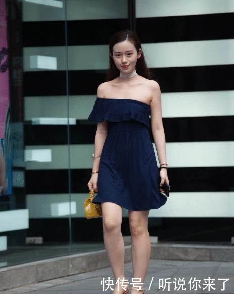  『颈环』带颈环的白皙美女，美甲跟衣服，一个颜色