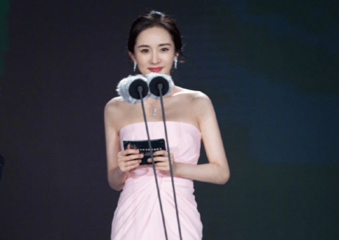 杨幂则@别人穿礼服都是配高跟鞋, 她却这么玩,有种“看不懂”叫杨幂,