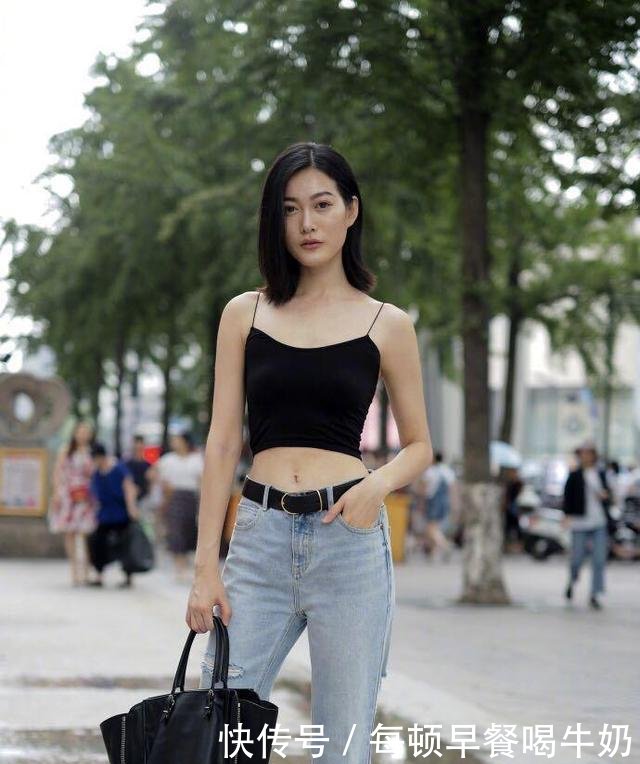 路人街拍图一小姐姐看上去高挑动人，苗条性感