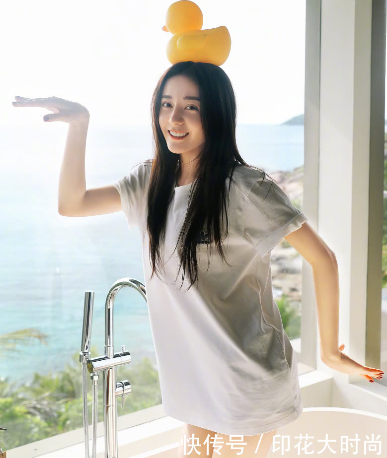 迪丽热巴穿修身裙秀“蝴蝶臀”，裙子两侧只用线串起来，怕崩开！