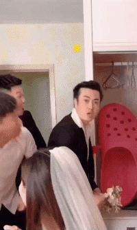  「差距」搞笑GIF：这大概就是爱情吧，身高差距不重要