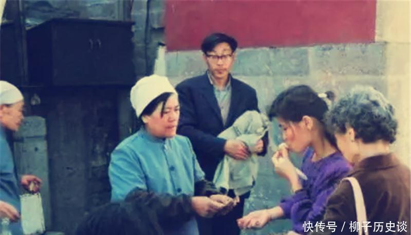 80年代生活老照片:图一是那时候的早餐店,