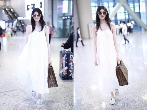 何穗这是怎么了？穿件吊带睡衣就敢出机场，网友：比奚梦瑶还抢镜