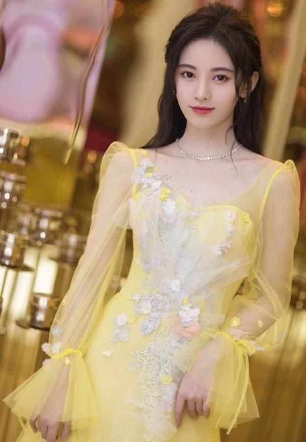 「 气质」“小女生”打扮显清新精致，满满仙女气质，鞠婧祎古典风美到冒泡