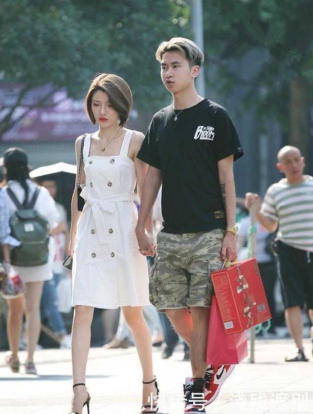 『 美女』露出迷人肩膀，肤色如白雪一般，街拍：美女穿一件漂亮的连身裙