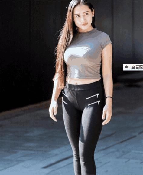 街拍:看看紧身裤美女都是,怎么搭配上衣的