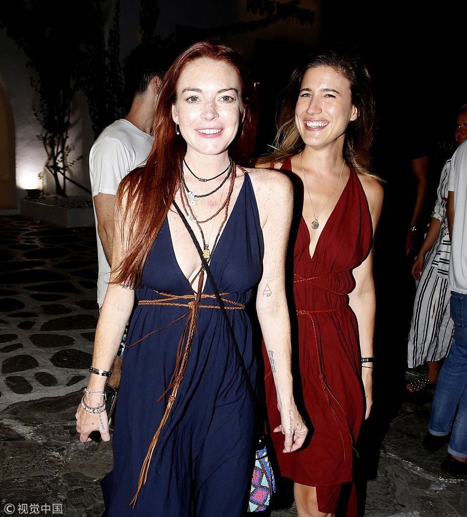 ”贱女孩“林赛罗韩深V裙露满身雀斑  挨个合影粉丝搭肩似老友