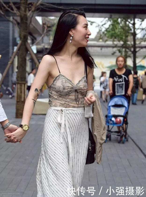 气质小姐姐吊带背心裹出迷人曲线，出门逛街到哪里都不会忘掉闺蜜