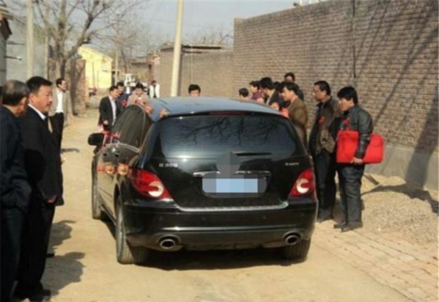 农村人先买车还是先买房？村民：当年选错了，现在后悔的不行！