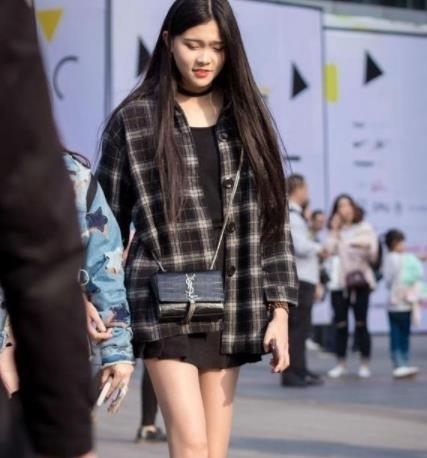  【特别】街拍：青春靓丽的小美女，雪白如玉的脖颈，特别美丽动人