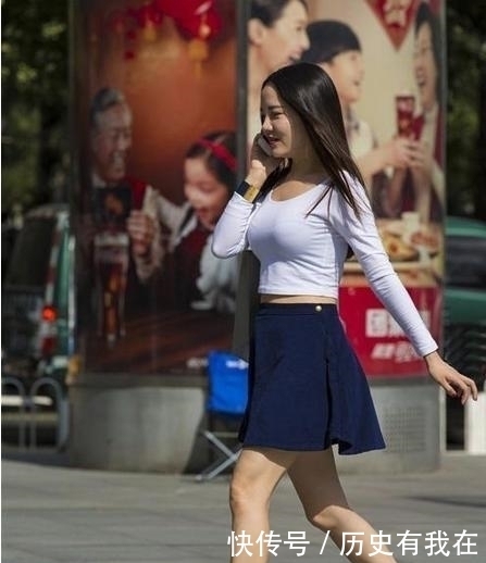 才能|街拍:具有百搭属性的白色上衣,如何搭配才能成为街头亮点