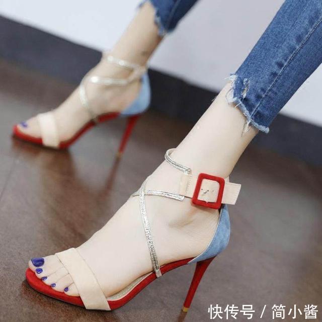 高跟凉鞋衬出身姿之间的高挑曼妙,尽显温柔品质