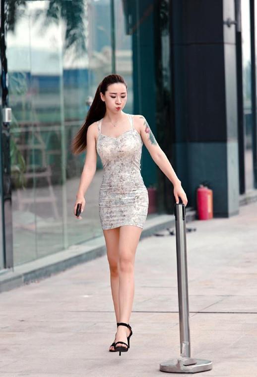 「 美女」靓丽穿搭,时尚可人!,街拍美女:身材高挑的小姐姐