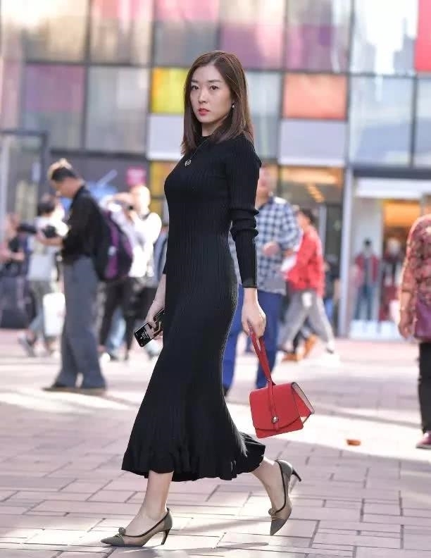  『街头』路人街拍典雅高贵的针织连衣裙穿搭，让你变成街头优雅女神