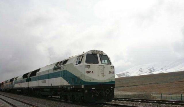  格尔木市：青藏铁路经过格尔木市，为何要换上美国车头？答案让
