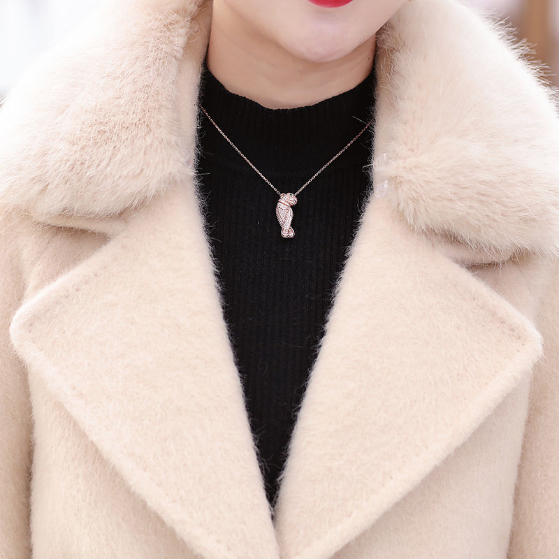 别再皮衣了，今年流行呢大衣+弹力靴，保暖显瘦，女人味满分