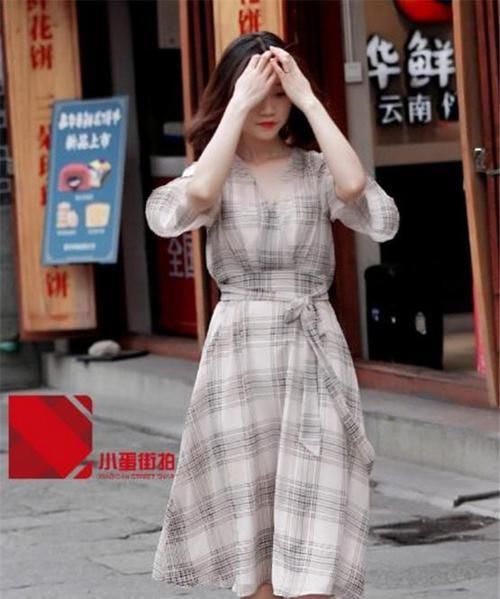 动人:路人街拍,小姐姐曲线动人,穿蓝色的牛仔裤,又飒又爽