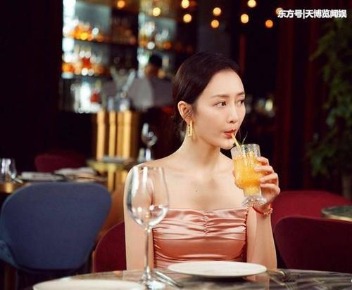 王鸥撞衫迪丽热巴，一个端庄优雅，一个仙女下凡