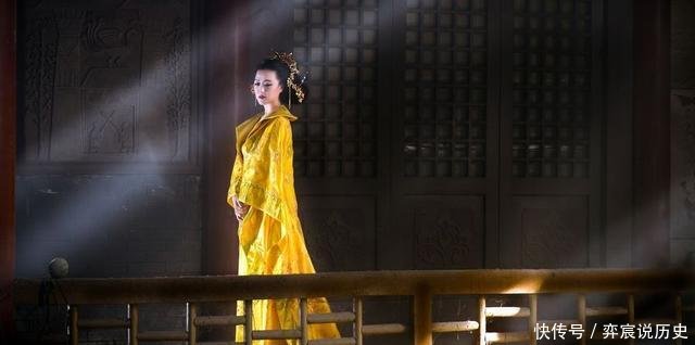  #打入冷宫#古代妃子被打入冷宫后, 太监们为何抢着去冷宫做事 原因很简单