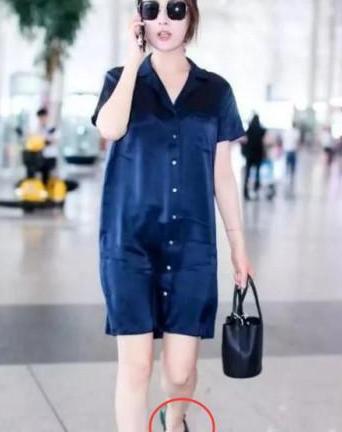 马苏也是“真性情”，出门脚踩拖鞋只穿“睡衣”，网友：欣赏不动