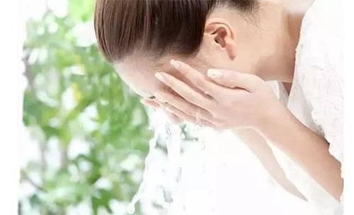 螨虫”肆虐让人顶着满脸痘痘怎么办？学会这些方法就能除螨祛痘！