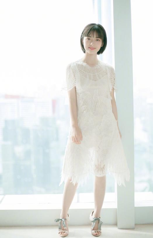 沈月是国内新晋的演员小花，出道的时间很短，才进入娱乐圈2年