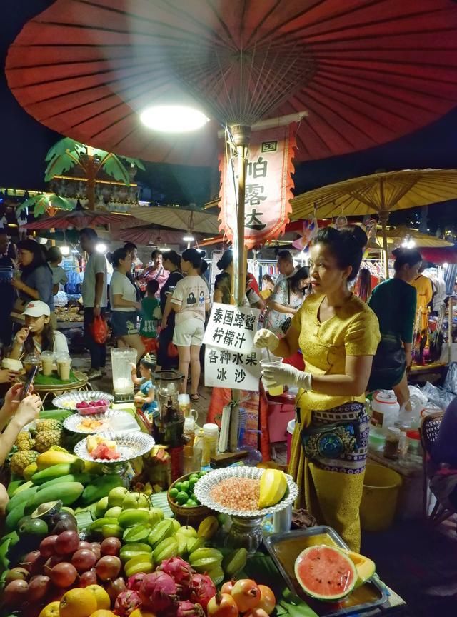 中国边境上最美的星光夜市，每天都有国内外美女的免费演出