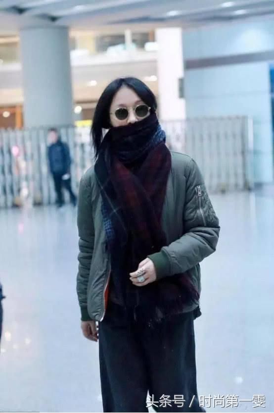 怎么土气怎么穿，43岁周迅现身机场丑出新高度！网友：大妈本人？