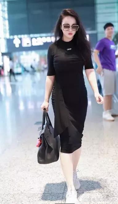 冉莹颖一身黑色紧身裙亮相，完美身材让人看呆，皱市明有眼光