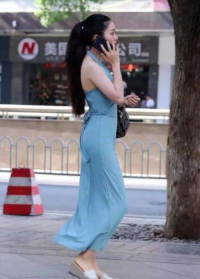 街拍: 丝滑的蓝色长裙, 彰显凹凸有致好身材, 十分提升气质